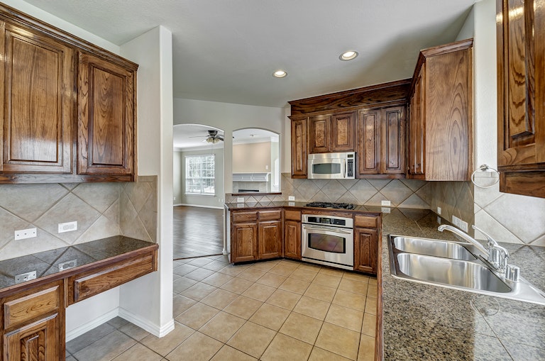 Photo 8 of 24 - 8711 Rugby Dr, Irving, TX 75063