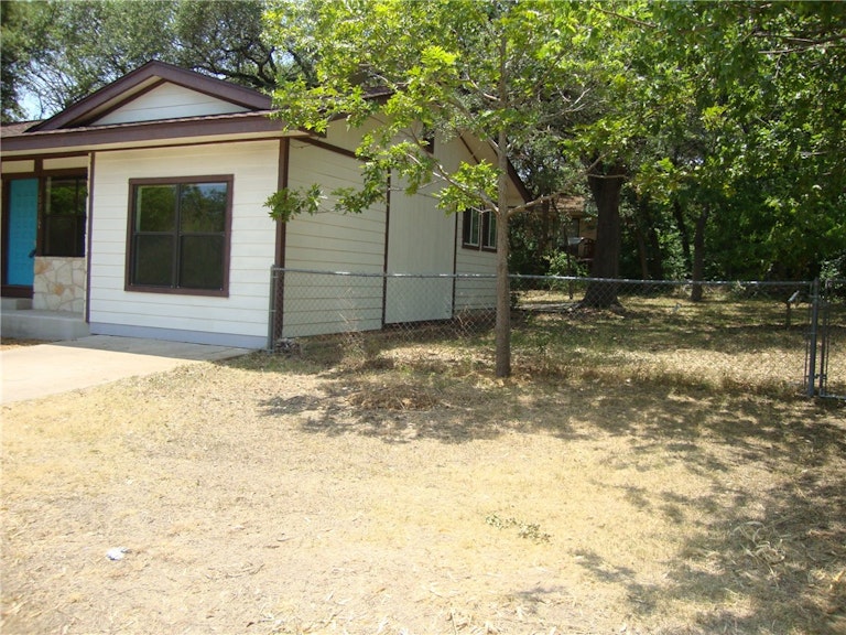 Photo 6 of 25 - 10716 Sunny Ln, Jonestown, TX 78645