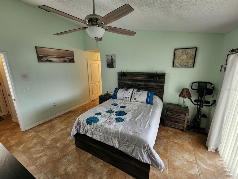 Photo 22 of 34 - 2652 Hawthorne Ln, Kissimmee, FL 34743