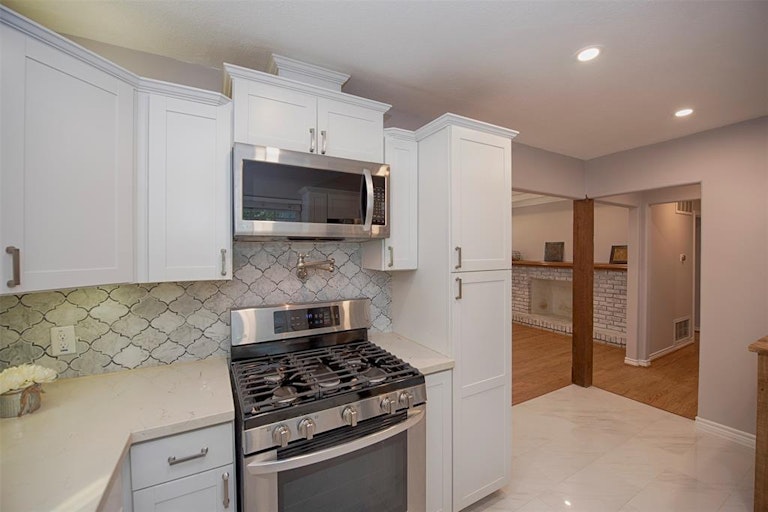 Photo 13 of 36 - 4910 Nina Lee Ln, Houston, TX 77092