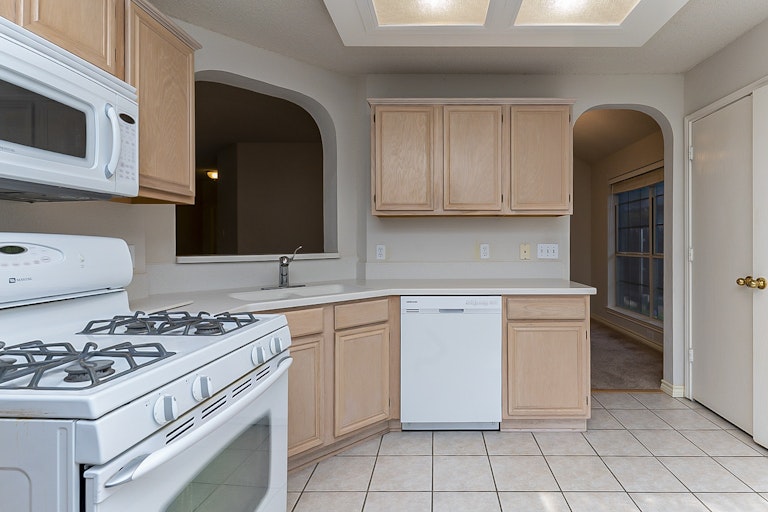 Photo 8 of 20 - 1028 Essex Dr, Cedar Hill, TX 75104
