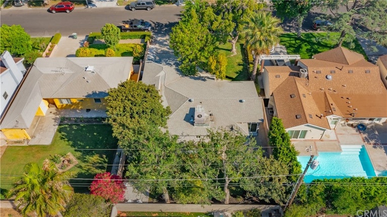 Photo 32 of 36 - 4211 W Woodland Ave, Burbank, CA 91505