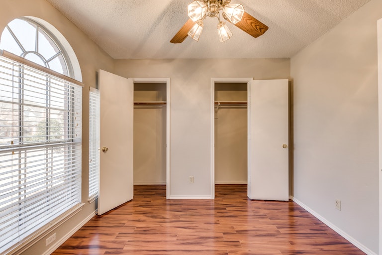 Photo 17 of 23 - 1707 Creekbend Dr, Lewisville, TX 75067