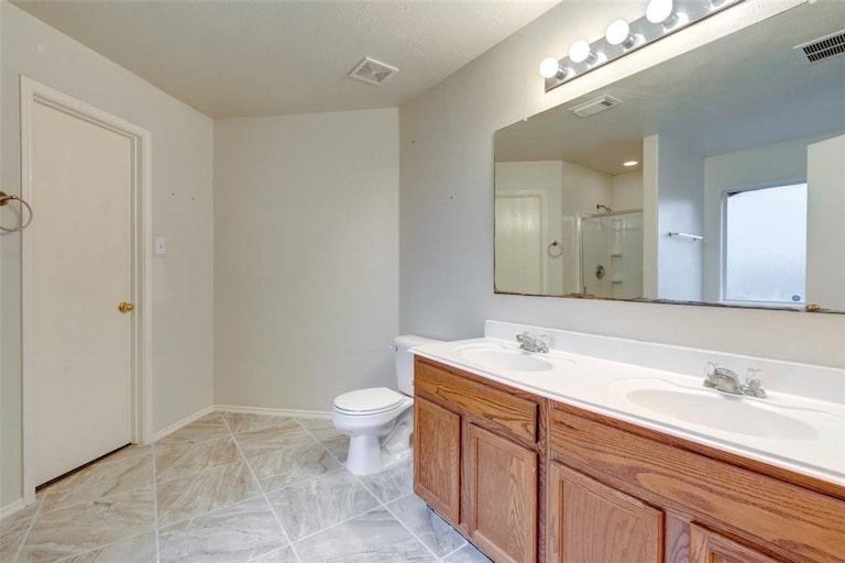 Photo 13 of 18 - 16807 Mission Ridge Ln, Houston, TX 77073