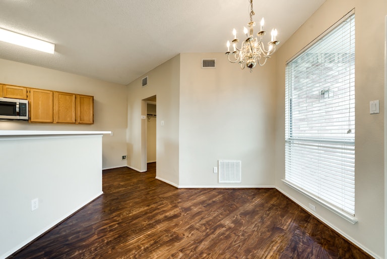Photo 3 of 27 - 2124 Amber Spgs, Mesquite, TX 75181