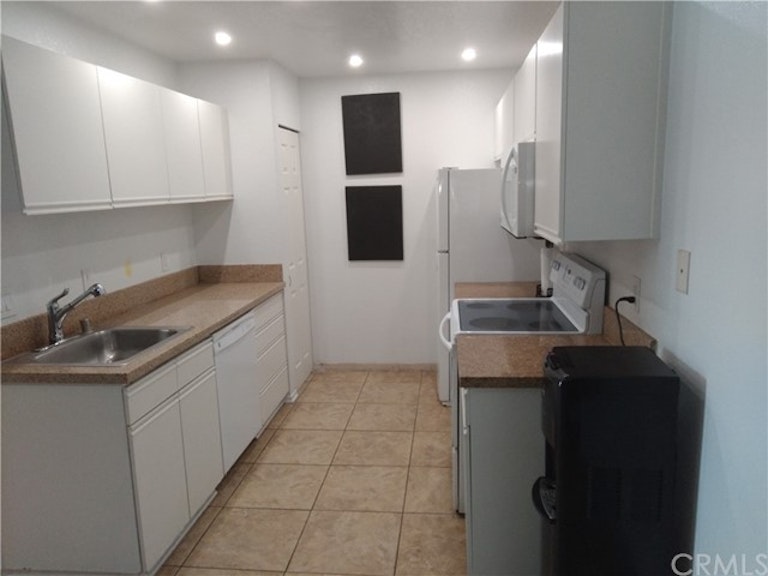 Photo 4 of 13 - 1265 Kendall Dr #626, San Bernardino, CA 92407