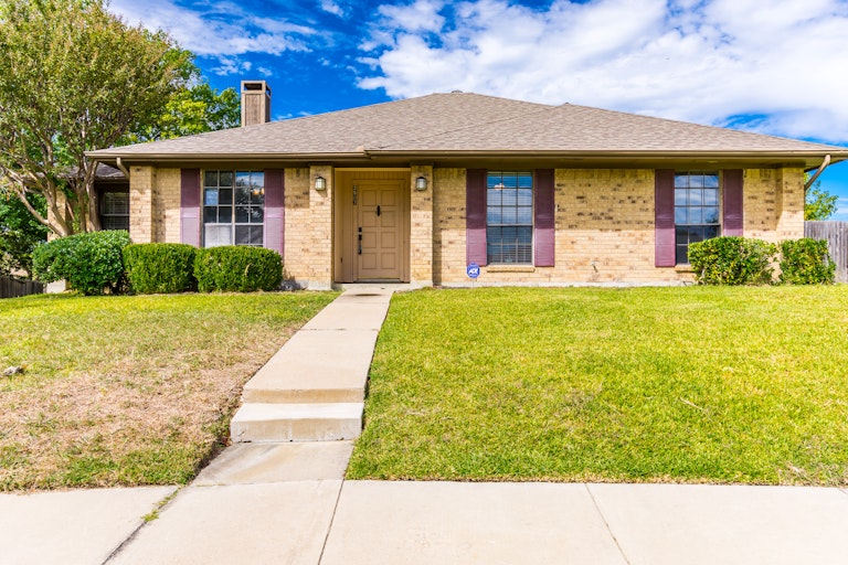 Photo 1 of 27 - 2507 Incline Dr, Carrollton, TX 75006