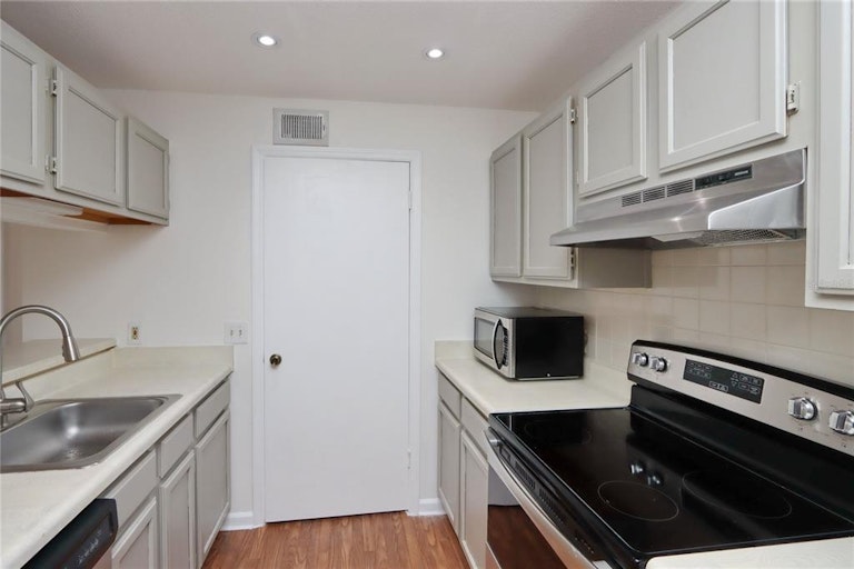 Photo 11 of 30 - 8681 Key Royale Ln #302, Tampa, FL 33614