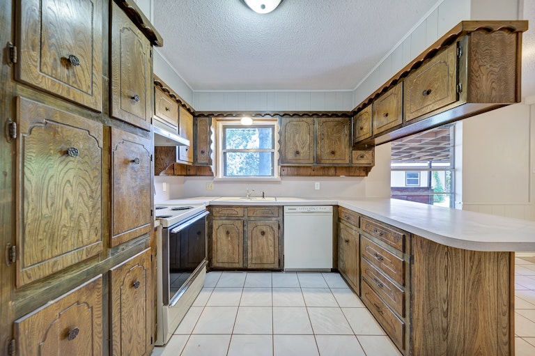 Photo 7 of 29 - 7344 Laurie Dr, Fort Worth, TX 76112