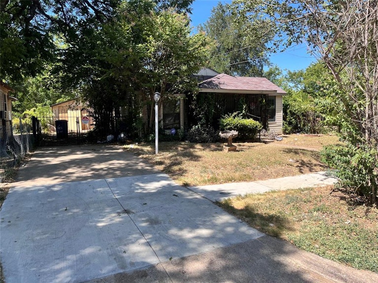 Photo 2 of 2 - 2047 Bayside St, Dallas, TX 75212