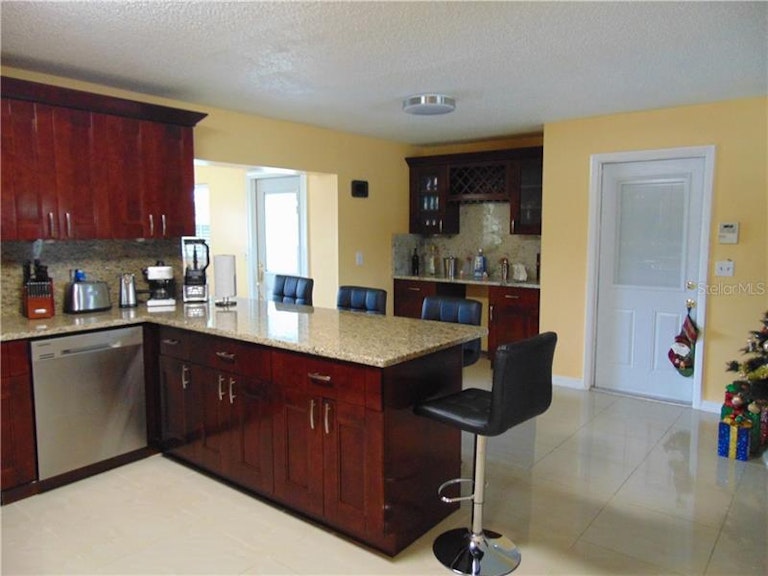 Photo 5 of 20 - 6608 W Knights Griffin Rd, Plant City, FL 33565