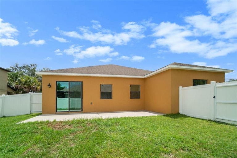 Photo 13 of 14 - 2220 50th Street Cir E, Palmetto, FL 34221