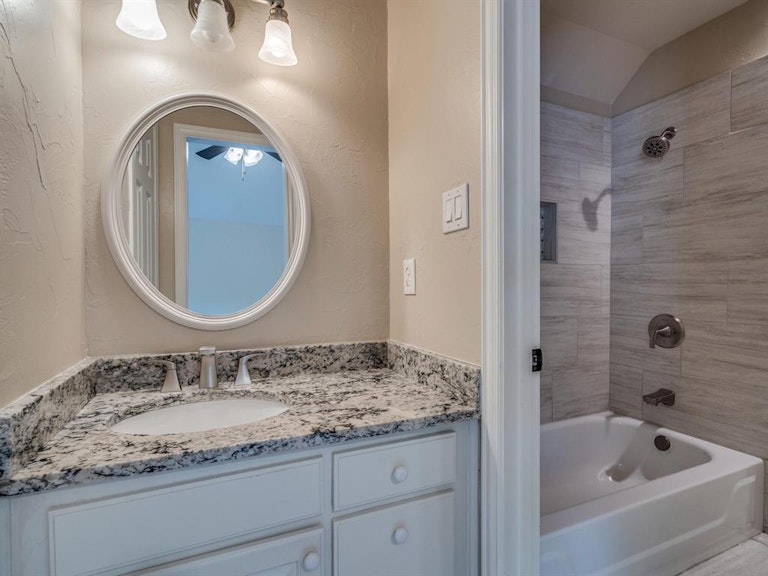 Photo 26 of 32 - 2524 Oak Brook Dr, Bedford, TX 76021