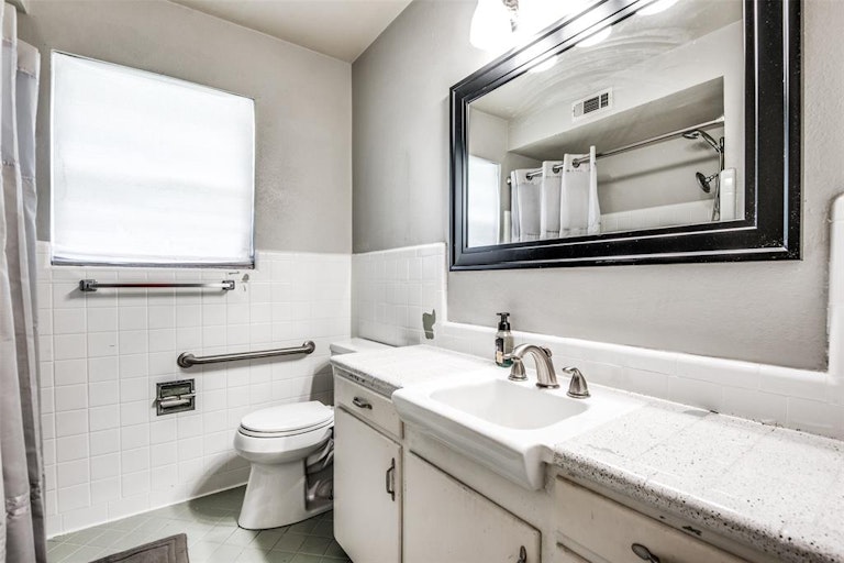 Photo 17 of 25 - 6845 Winchester St, Dallas, TX 75231