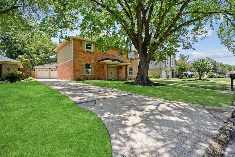Photo 1 of 36 - 214 Andorra Ln, Houston, TX 77015