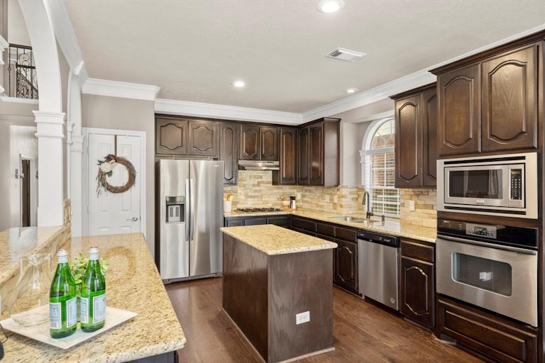 Photo 11 of 31 - 19119 Canyon Vista Ct, Tomball, TX 77377