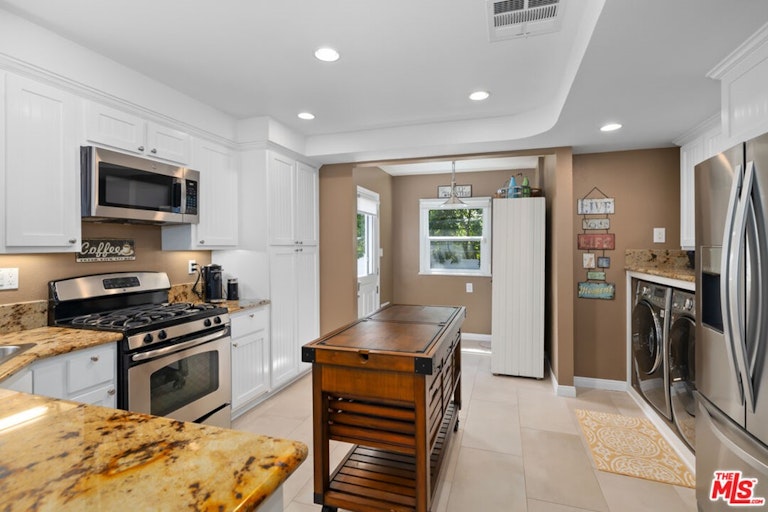 Photo 16 of 50 - 4954 Mammoth Ave, Sherman Oaks, CA 91423