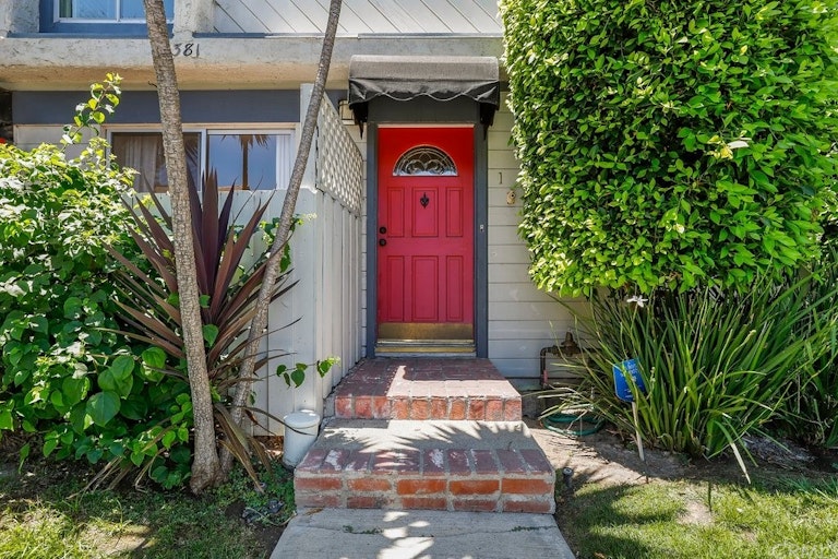 Photo 4 of 27 - 4381 Ventura Canyon Ave #1, Sherman Oaks, CA 91423