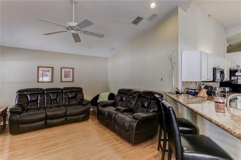 Photo 18 of 25 - 13733 Antler Point Dr, Tampa, FL 33626