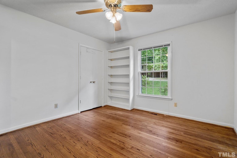 Photo 22 of 38 - 408 Chadwick Dr, Raleigh, NC 27609