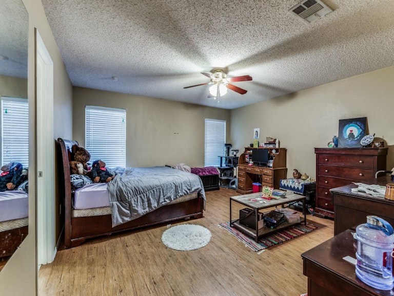 Photo 13 of 23 - 5309 Kingslink Cir, Fort Worth, TX 76135