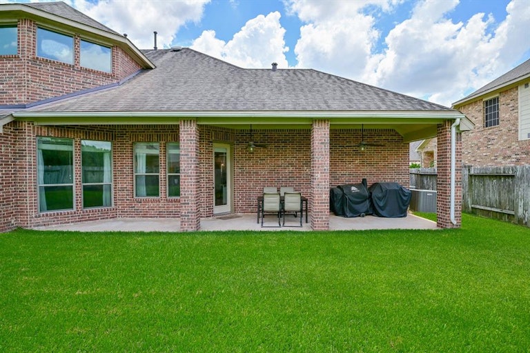 Photo 35 of 44 - 5306 Clear Landing Ct, Rosharon, TX 77583