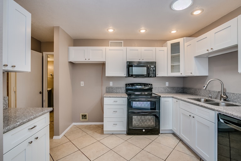 Photo 6 of 23 - 3118 E Topeka Dr, Phoenix, AZ 85050