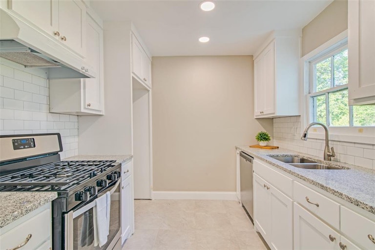 Photo 12 of 25 - 1109 Belmont Dr, Garland, TX 75040