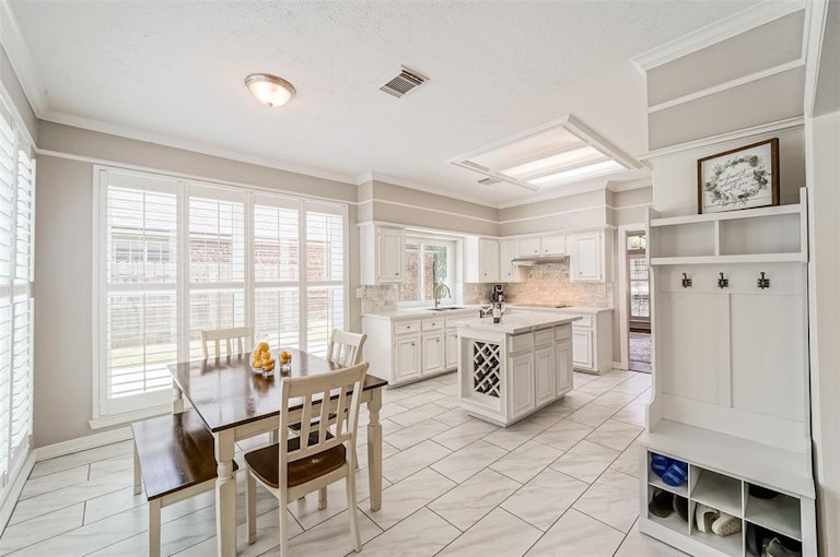 Photo 9 of 40 - 4002 Rock Springs Dr, Kingwood, TX 77345