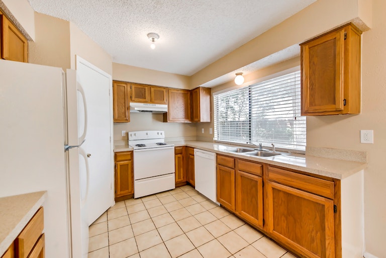 Photo 7 of 25 - 419 Thorn Wood Dr, Euless, TX 76039
