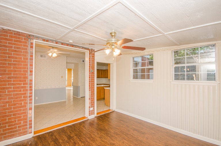 Photo 5 of 25 - 112 Marshall Dr, Cedar Hill, TX 75104