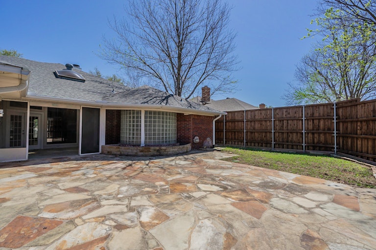 Photo 7 of 36 - 1721 Knob Hill Dr, Garland, TX 75043