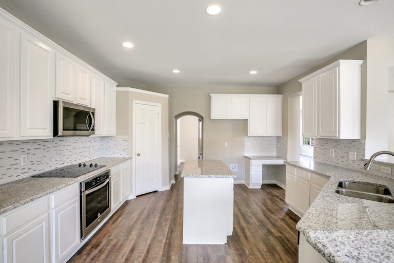 Photo 4 of 25 - 2811 Atrium Dr, Grand Prairie, TX 75052