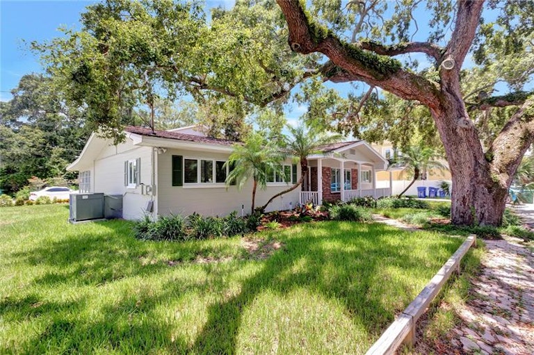 Photo 2 of 52 - 2302 S Arrawana Ave, Tampa, FL 33629