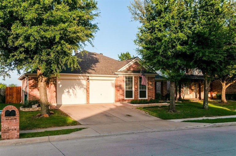 Photo 2 of 35 - 10304 Fossil Valley Dr, Fort Worth, TX 76131