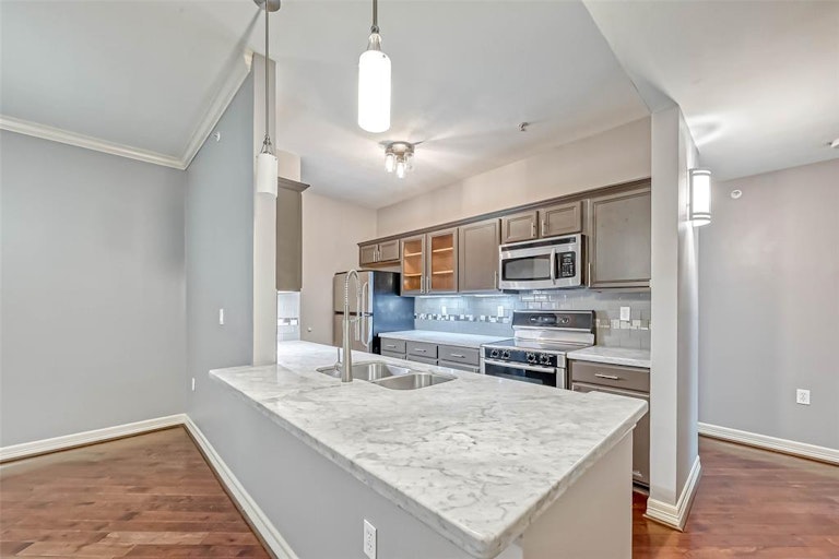 Photo 3 of 21 - 3501 Chenevert St #17, Houston, TX 77004