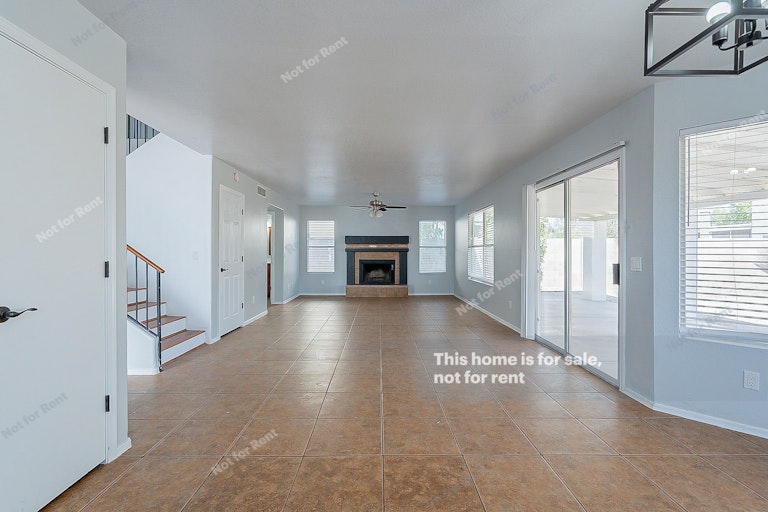 Photo 10 of 35 - 6273 N 90th Dr, Glendale, AZ 85305