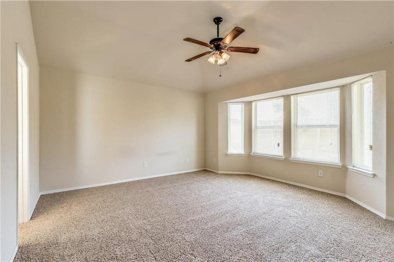 Photo 18 of 33 - 10045 Pronghorn Ln, Fort Worth, TX 76108