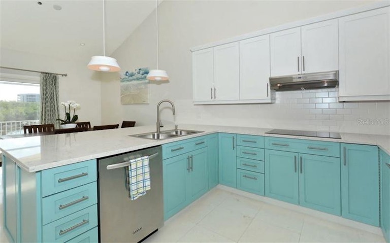 Photo 8 of 25 - 2204 Harbour Court Dr, Longboat Key, FL 34228