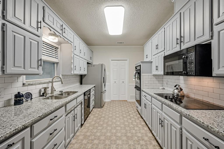 Photo 13 of 40 - 5607 Oak Branch Dr, Arlington, TX 76016