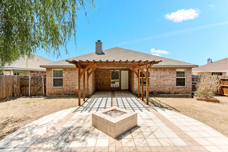 Photo 5 of 25 - 3252 Silent Creek Trl, Hurst, TX 76053