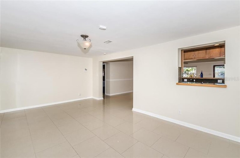 Photo 10 of 25 - 2016 Cove Dr, Largo, FL 33774
