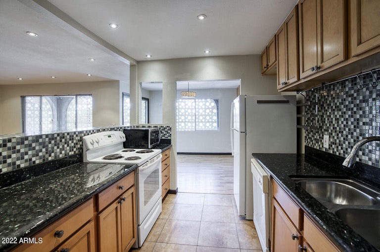 Photo 2 of 15 - 1702 W Tuckey Ln #217, Phoenix, AZ 85015