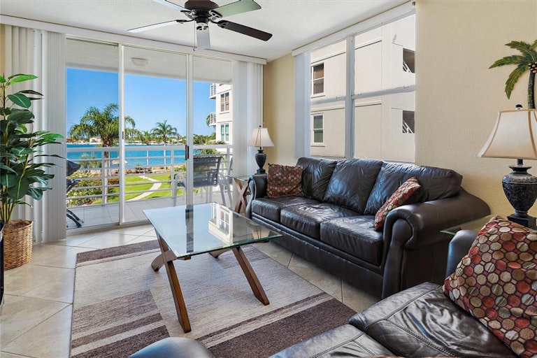 Photo 3 of 26 - 6021 Bahia Del Mar Cir #340, Saint Petersburg, FL 33715
