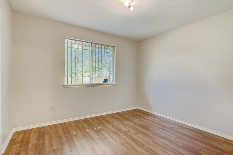 Photo 11 of 22 - 6814 Barrett Dr, Dallas, TX 75217