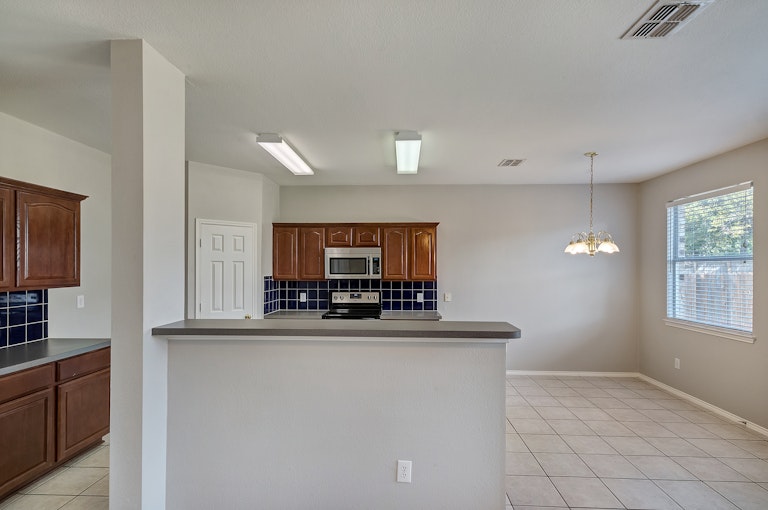 Photo 9 of 33 - 2305 Hickory Ct, Little Elm, TX 75068