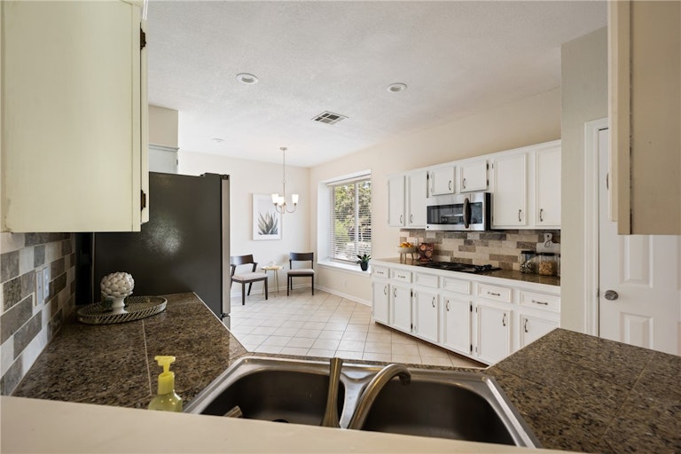 Photo 10 of 18 - 8907 Chester Forest St, Austin, TX 78729