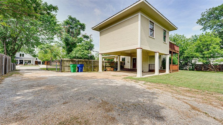 Photo 35 of 40 - 613 E Marvin Ave, Waxahachie, TX 75165