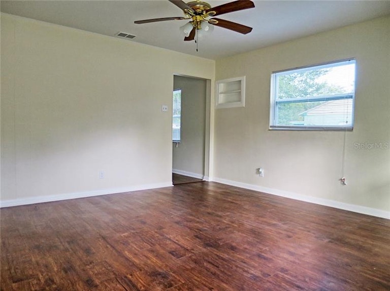 Photo 7 of 9 - 306 E Hydrangia St, Tampa, FL 33612