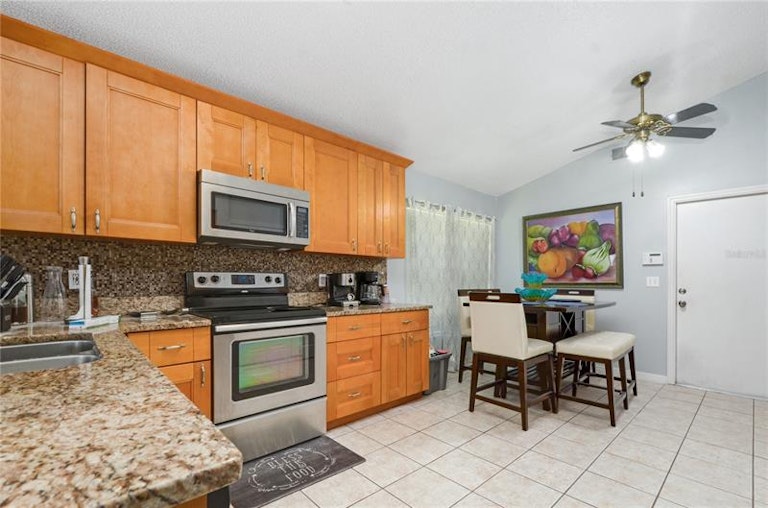 Photo 13 of 33 - 3829 Pickwick Dr, Orlando, FL 32817